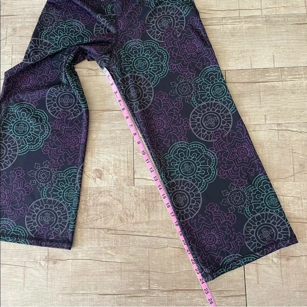 Athleta cropped wide leg yoga pants mandala pattern - Picture 10 of 12